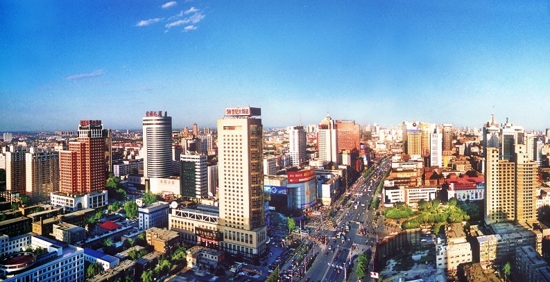 夜幕下的石家庄，街头沉思的演员映照繁华光影